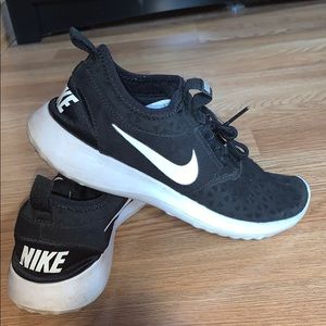 Black and white Nike sneakers Women’s size 8